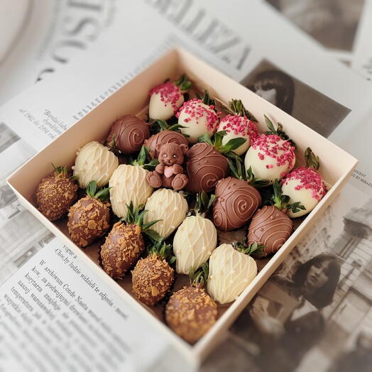 Набор клубники в шоколаде с мишкой love