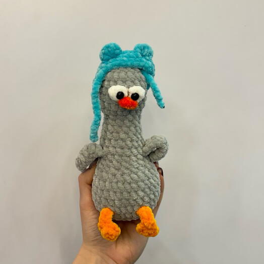 Утка в голубой шапке игрушка