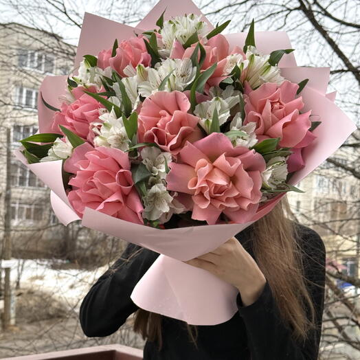 Букет с фанцузскими розами и альстромерией