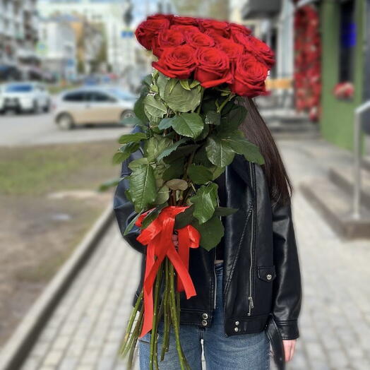 15 длинных красных роз под ленту