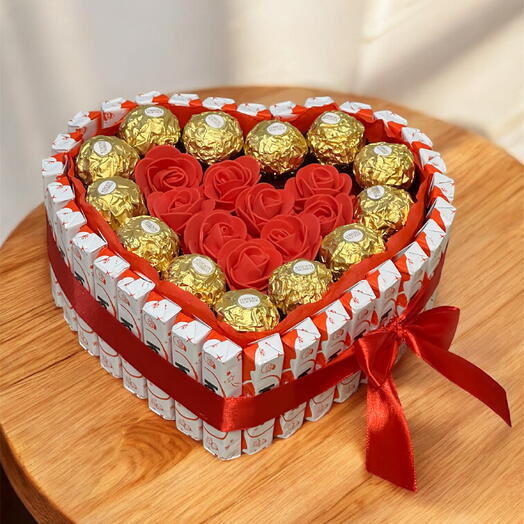 Сердце с Ферреро и Киндер шоколад +Розы на День Святого Валентина