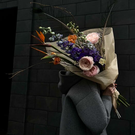 Авторский букет с пионовидными розами и стрелицией