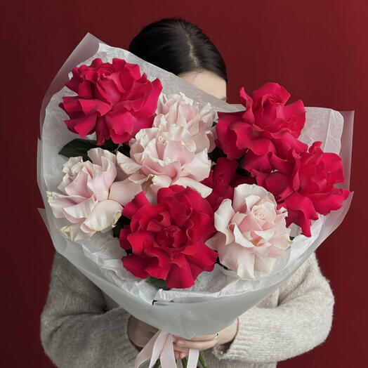 Elegante ramo de rosas brillantes y delicadas