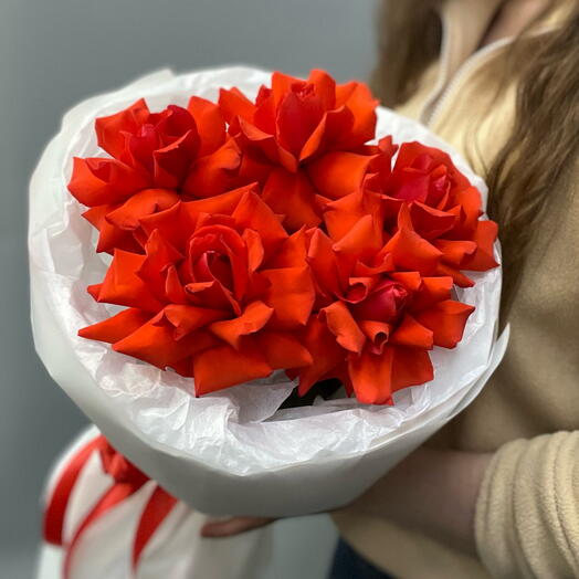 Букет из 5 алых французских роз Нина