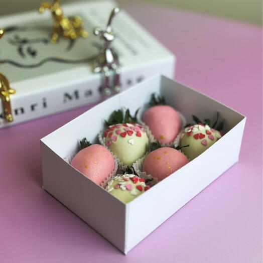 Клубника в белом и розовом шоколаде 6 шт