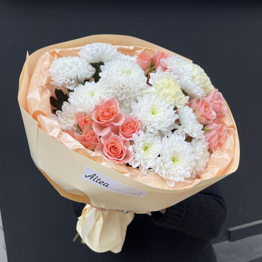 Chrysanthemum with spray roses