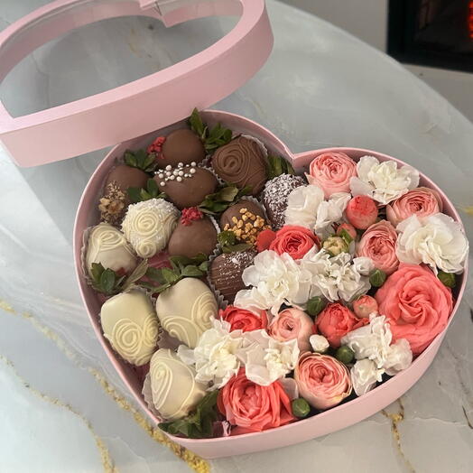 Сердце с клубникой в шоколаде и нежными цветами
