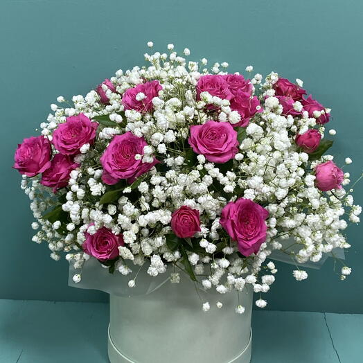 Коробка с кустовой розой и гипсофилой