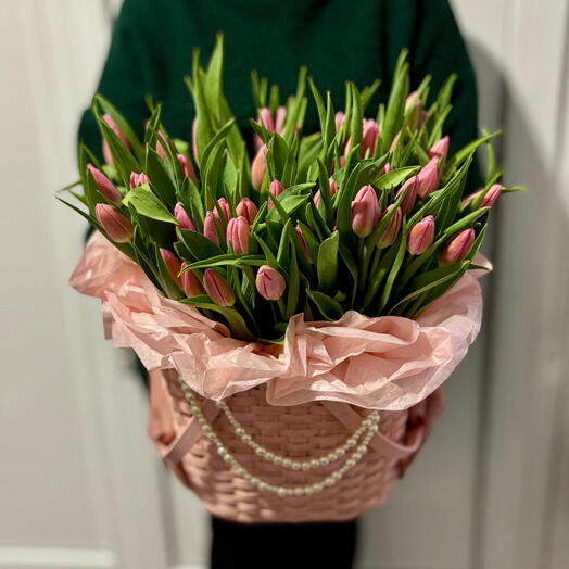 39 розовой тюльпан в нежном оформлении с жемчугом