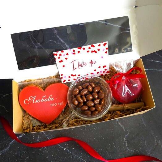 Подарок с кружкой в форме сердца ко дню всех влюбленных