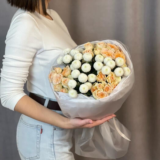 Кустовые розы с хризантемой