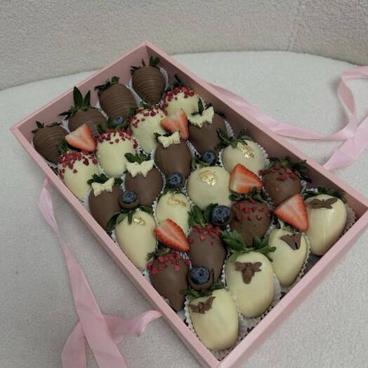 Клубничный набор в розовой коробке