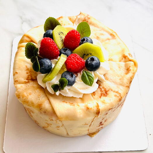 Блинный торт с клубникой и бананом
