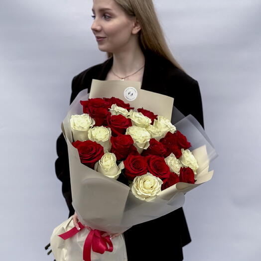 Букет из 25 красно-белых роз Premium
