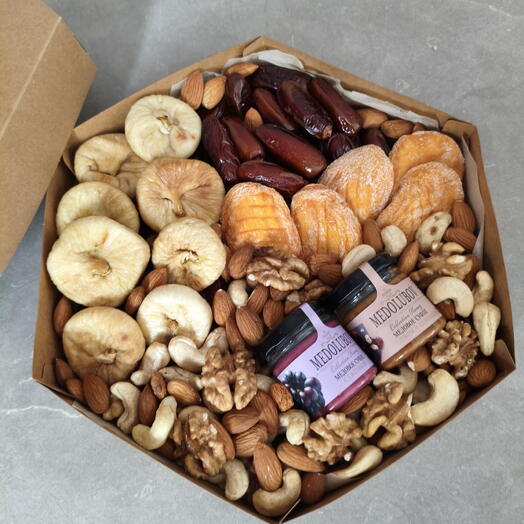 Набор орехов и сухофруктов 23 февраля