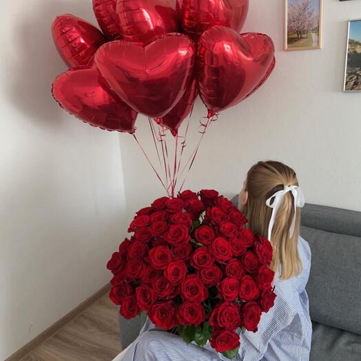 Комбо из 51 красной розы и 9 красных сердец