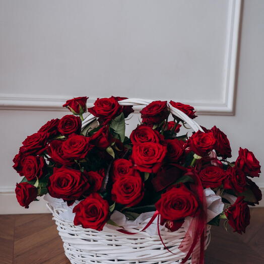 Корзина с разными розами