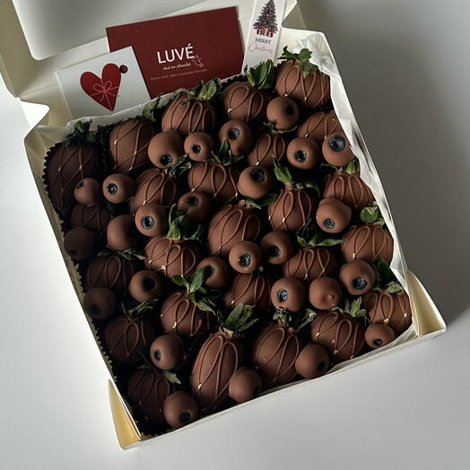 Strawberries 25 pcs. and blueberries in premium chocolate