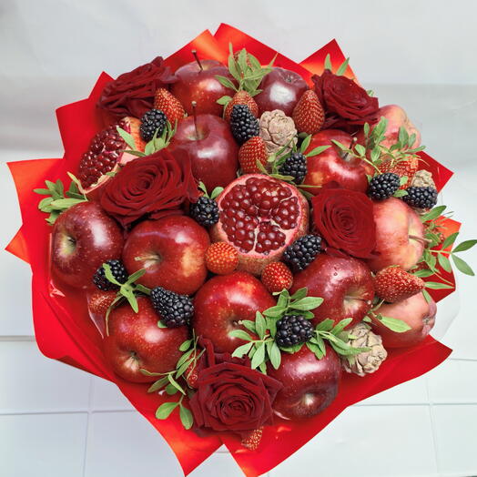 Фруктовый букет из яблок, ягод и цветов