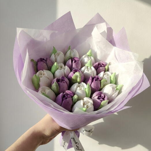 Букет зефирных тюльпанов с чёрной смородиной и яблоко-ванилью