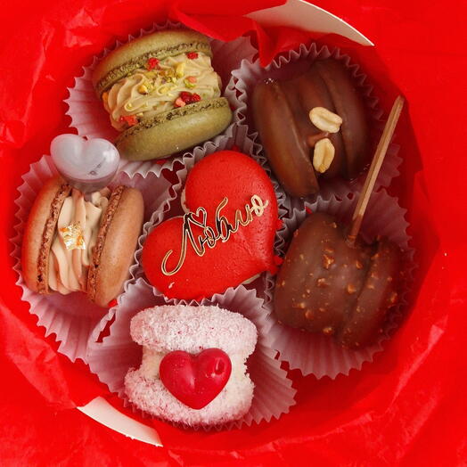 Набор макарон (макарун, макаронс) сердечки с днем святого Валентина