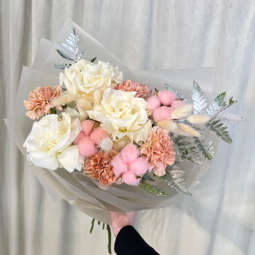 Букет из Белых роз с хлопком и папоротником