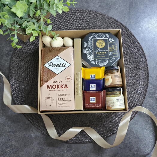 Подарочный набор в коробке: кофе, сыр бри, мед, конфеты ritter sport, шоколад темный и орешки пекан