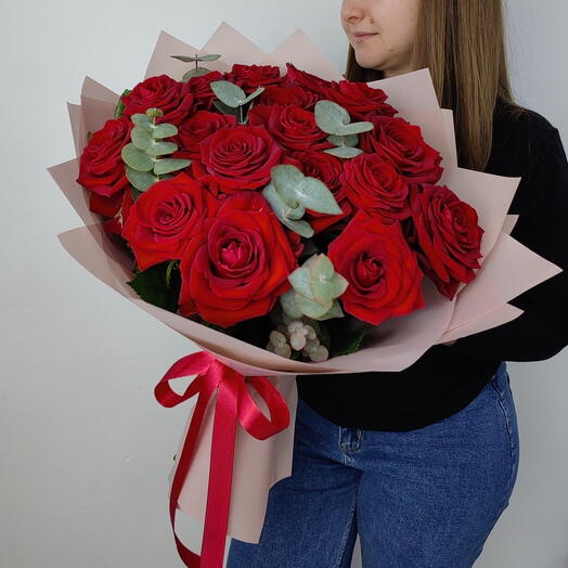 Бордовые розы с эвкалиптом