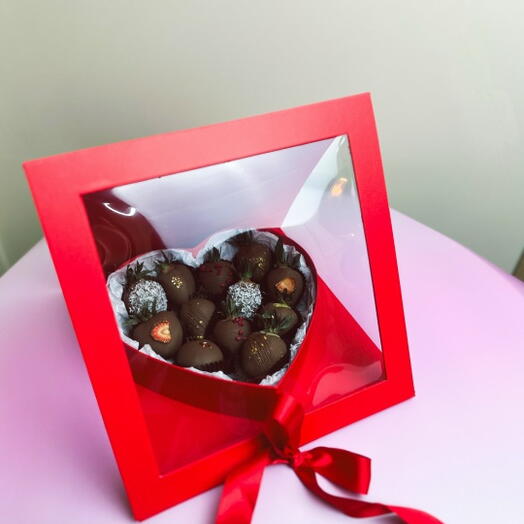 Набор клубники в молочном шоколаде для девушки