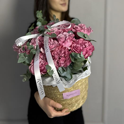 Пионовидные розы в кашпо