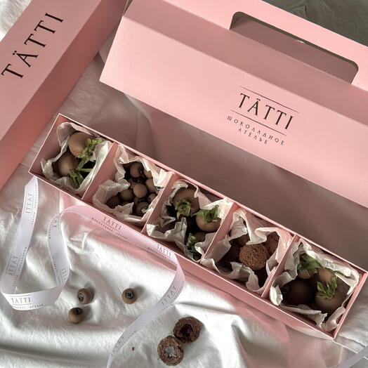 Бокс с клубникой, голубикой в шоколаде и шоколадными трюфелями 🍫🍓🫐