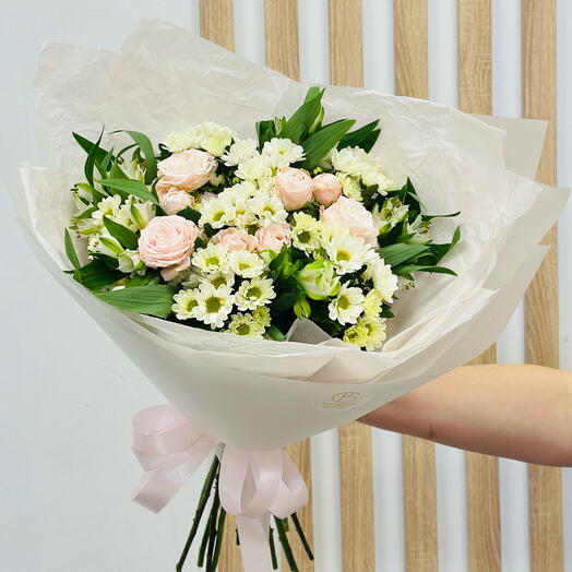 Букет из Сантини, альстромерий и кустовой розы