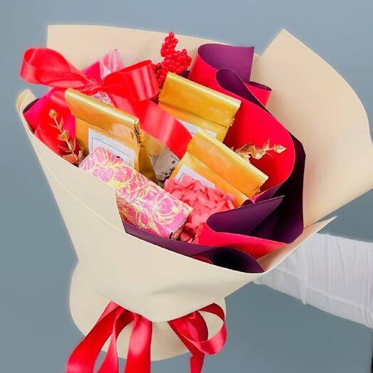 Подарочный набор букет для женщины на 8 марта с кофе и чаем, матрешкой, шоколадом "Русская Душа"