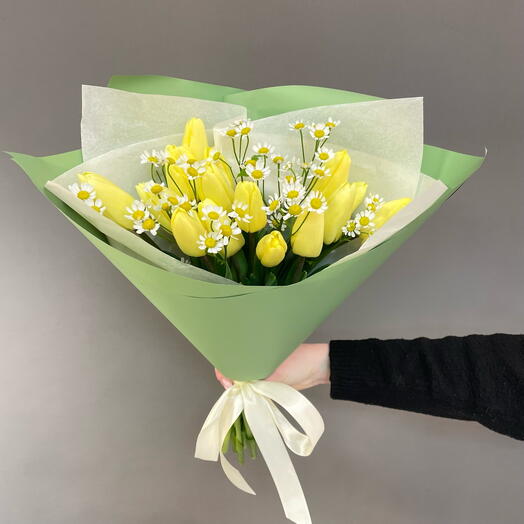 Желтые тюльпаны с ромашками