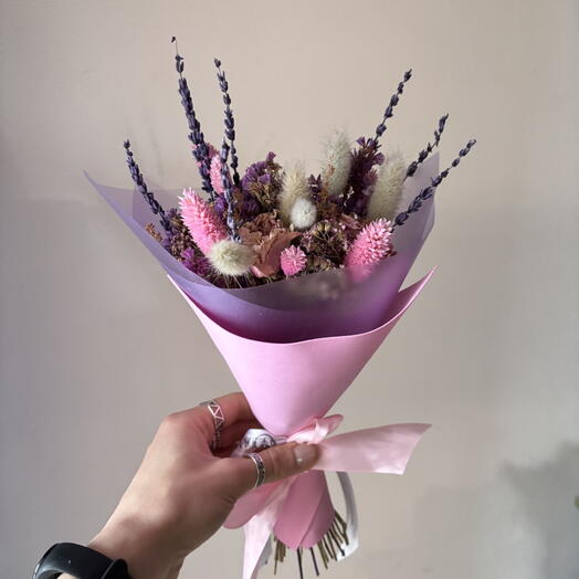 Букет из сухоцветов с синей лавандой