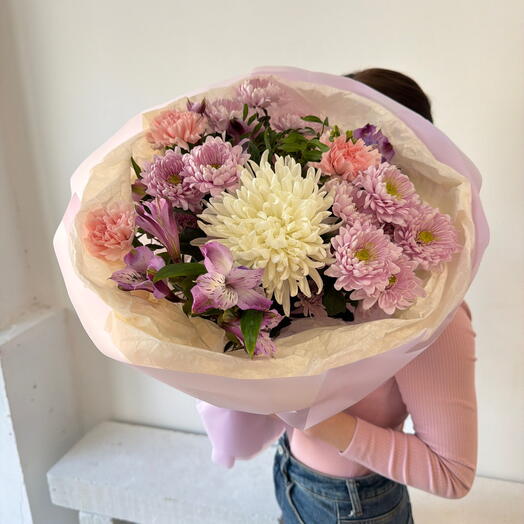 Букет из хризантем, альстромерии, диантусов и фрезии