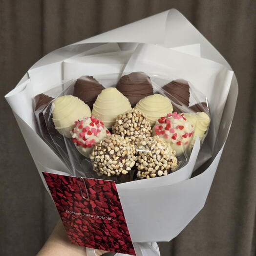 Клубника в шоколаде Callebaut с арахисом и посыпкой