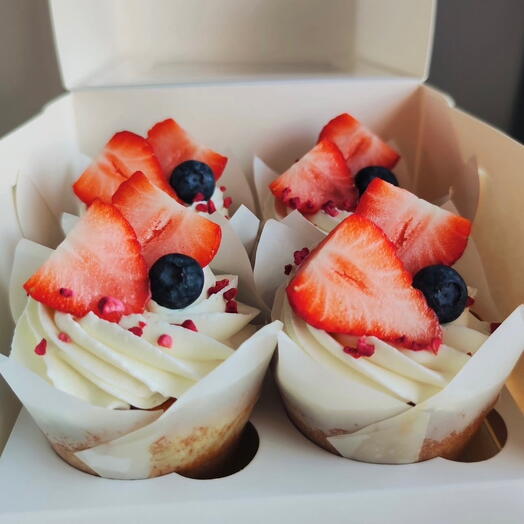 Ванильные капкейки с кремом чиз с ягодами(клубника🍓, голубика🫐)в наборе(4шт)