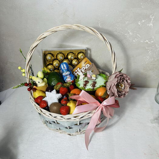 Пасхальная корзина с куличом , сладостями и фруктами