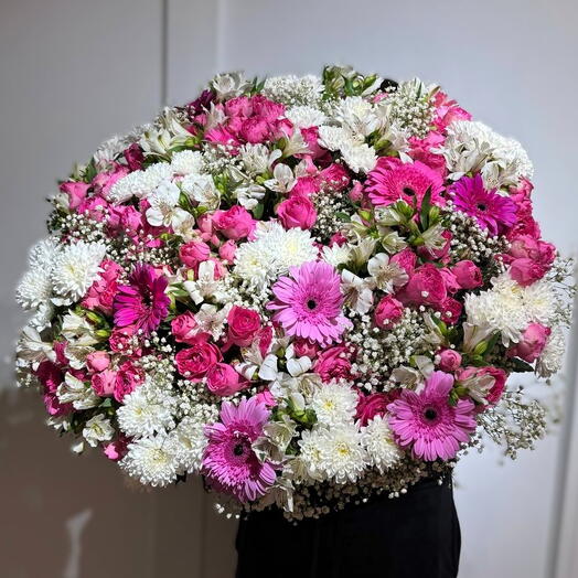 Авторская корзина с цветами 💐 герберы, пионовидной розы, хризантемы и гипсофила