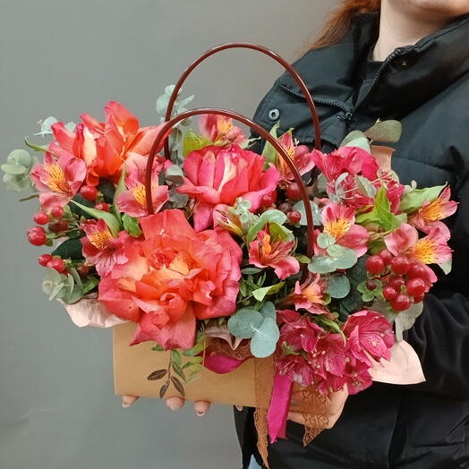 Яркая корзина с французской розой, розовой альстромерией, красными ягодками гиперикума