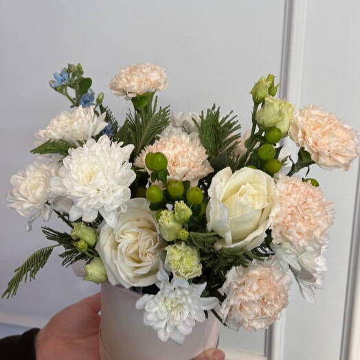 Нежная композиция с ветками мимозы