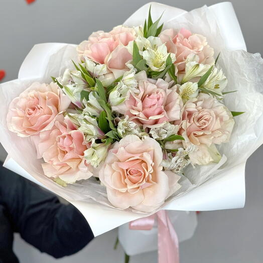Букет из ажурных роз и альстромерий 🌸