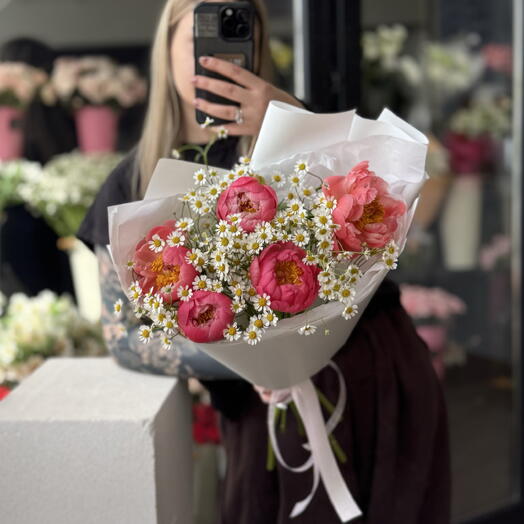«Летний» букет с пионами Coral Charm и полевыми ромашками PEONY15