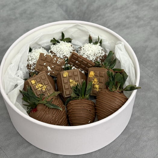 Клубника в шоколаде с кокосовой стружкой