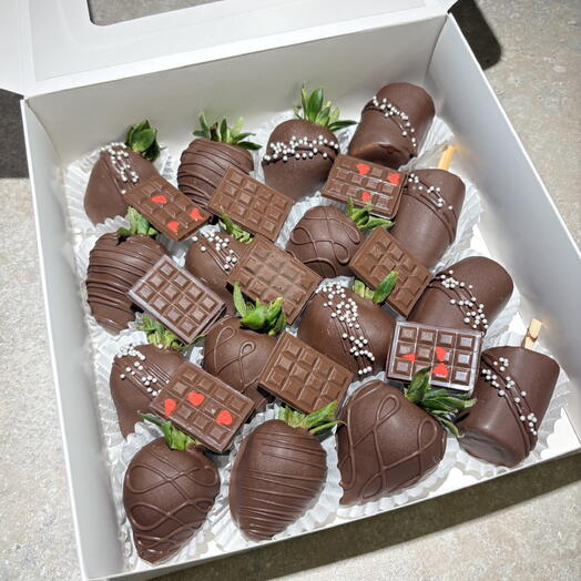 Chocolate-Dipped Strawberry Delight Box