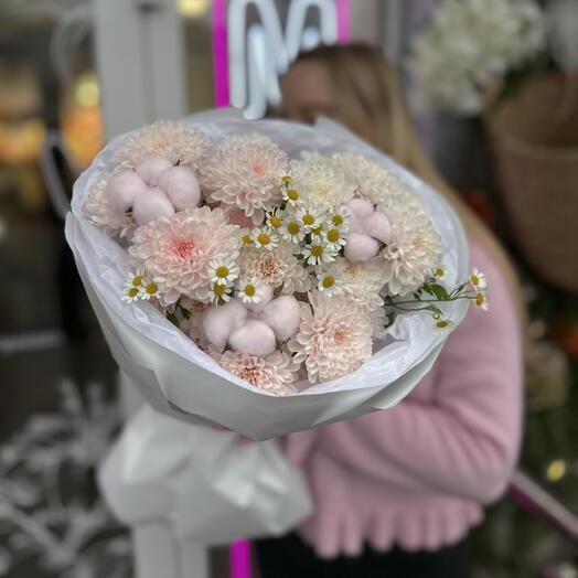 Букет пышный «Пломбирное мороженное» (кустовая хризантема с хлопком и полевой ромашкой)