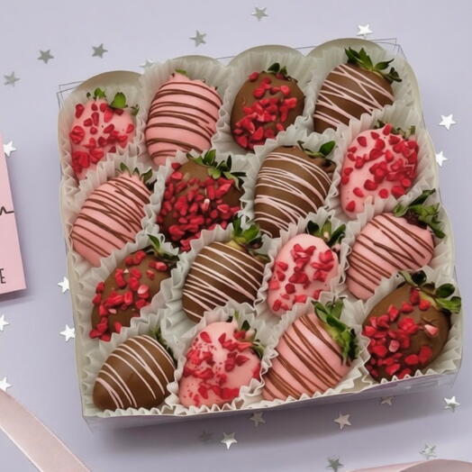 Клубника в шоколаде с посыпкой малина (16 шт.)