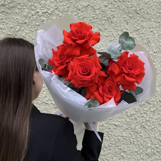 Роза Нина с эвкалиптом 5 шт