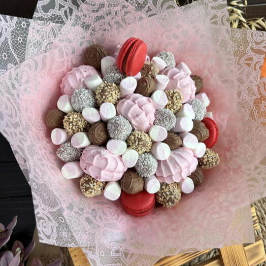 Клубничный букет с зефиром и макарон